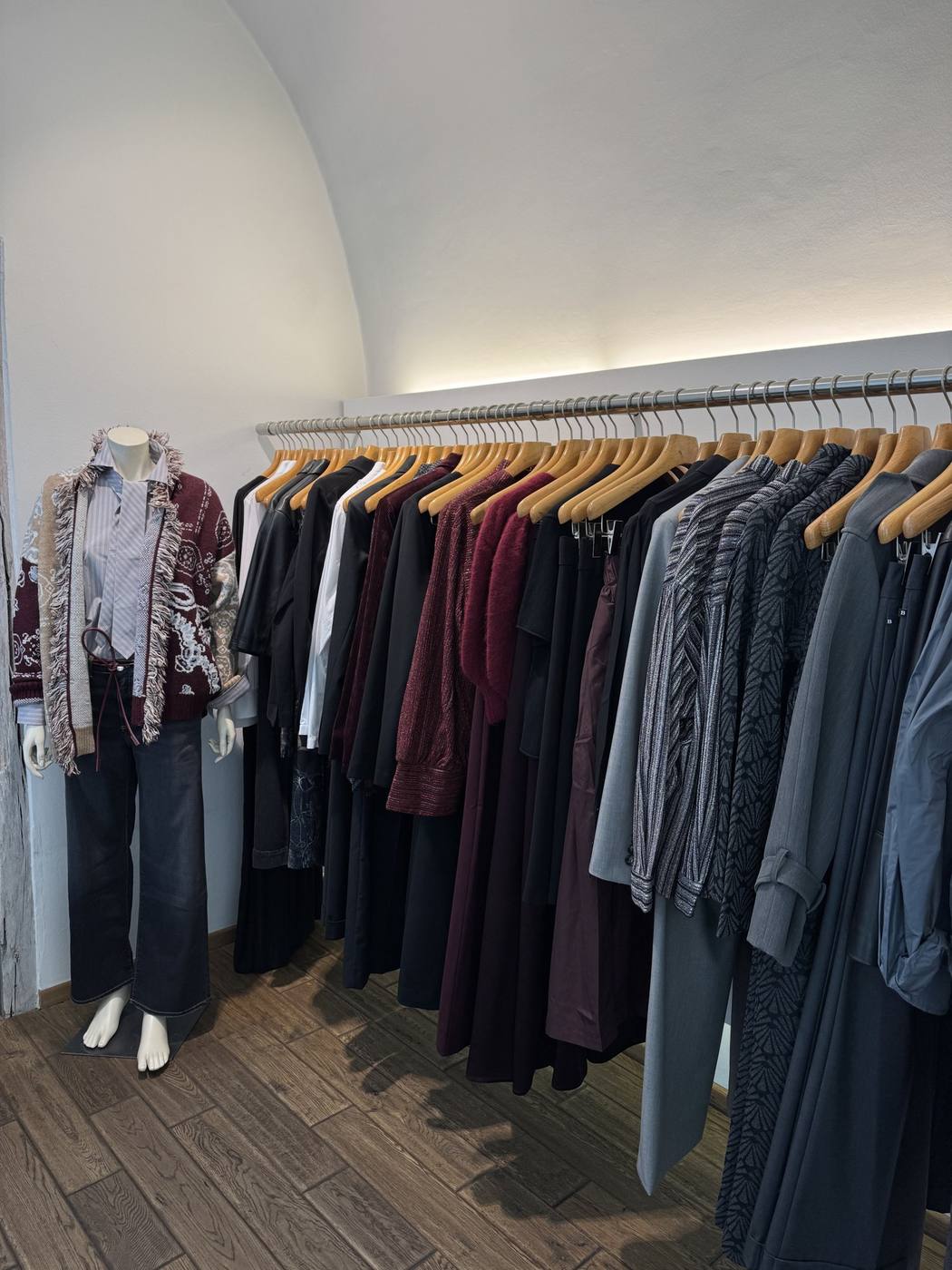 Verkaufsraum der Modeboutique ZWEI auf der Spittelwiese in Linz mit ausgewählter Damenmode