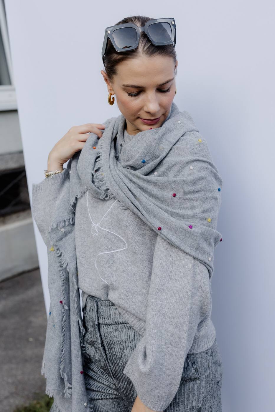 Winterbekleidung für Damen: dunkler Wollmantel aus unserer Winter-Kollektion in Linz
