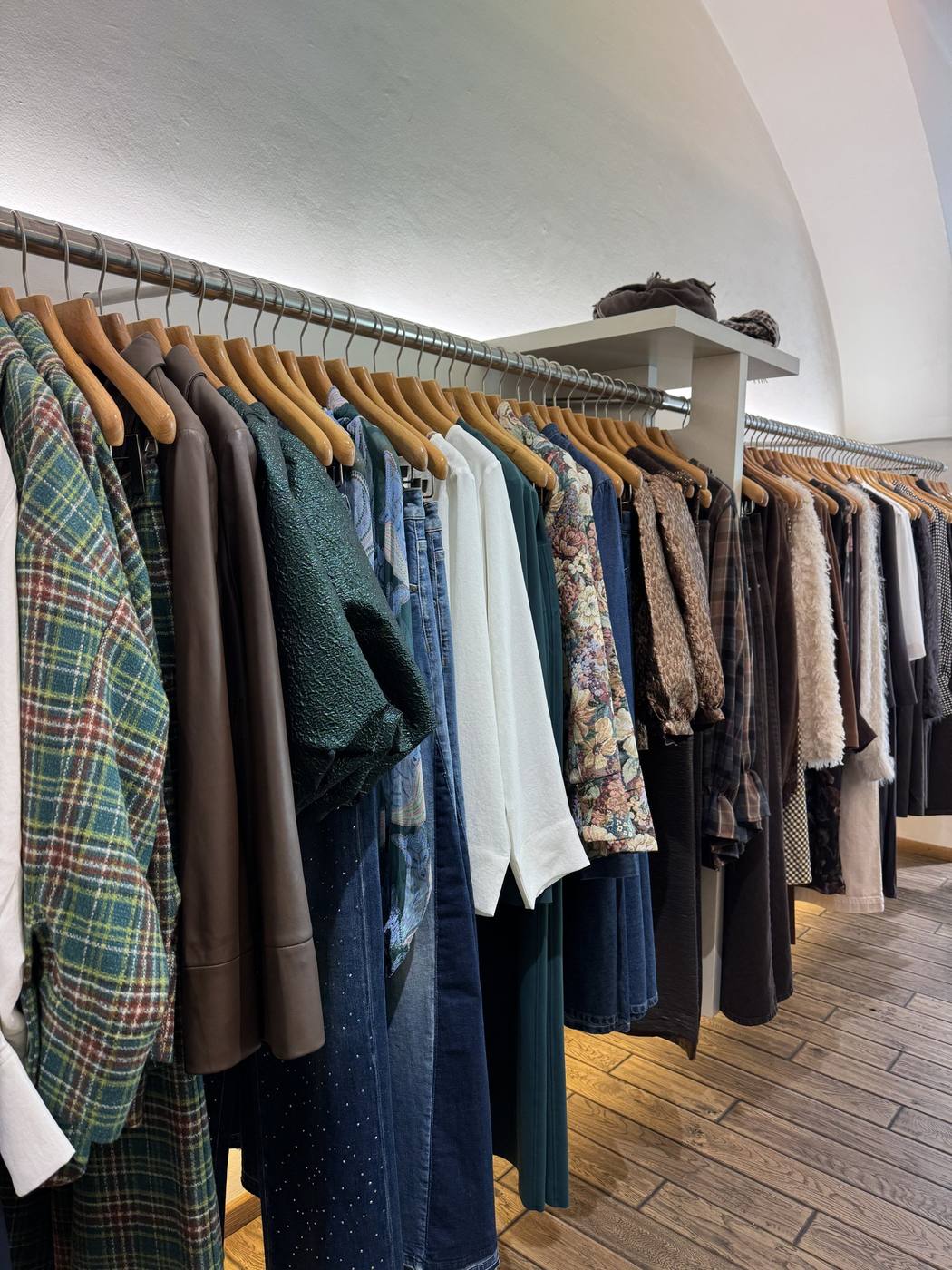 Kleiderstangen mit kuratierter Damenmode in der Boutique ZWEI auf der Spittelwiese in Linz